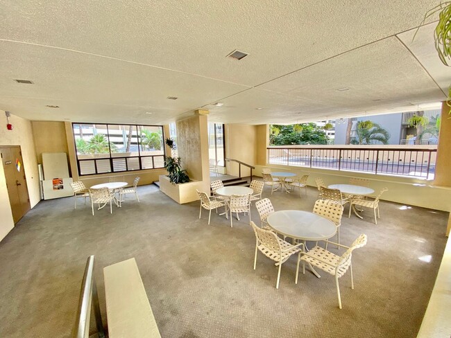 Building Photo - Waikiki Fully-Furnished 2 Bed, 2 Bath, 1 P...