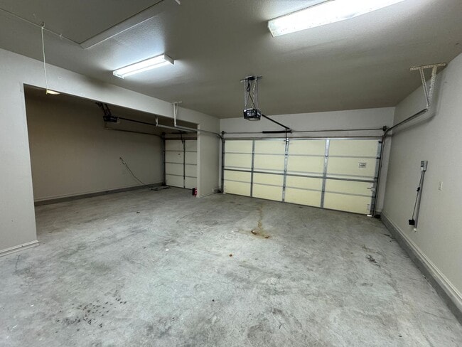 Building Photo - BIXBY - 3 bed, 2 bath, 3 car garage!!