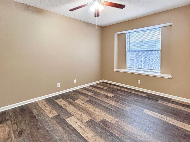Building Photo - Charming 3-Bedroom Home in Great Northwest with Fireplace & Shaded Backyard