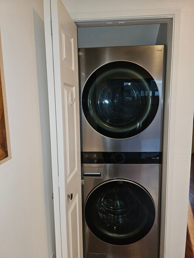 Building Photo - Remodeled 2bedroom 1.5 Bath Townhouse