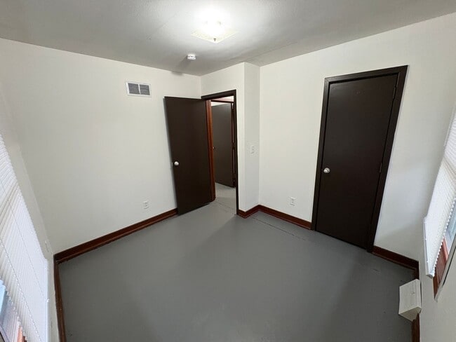 Building Photo - Lovely & Spacious 4-Bed, 2-Bath Single-Family Home Near Everything You Need