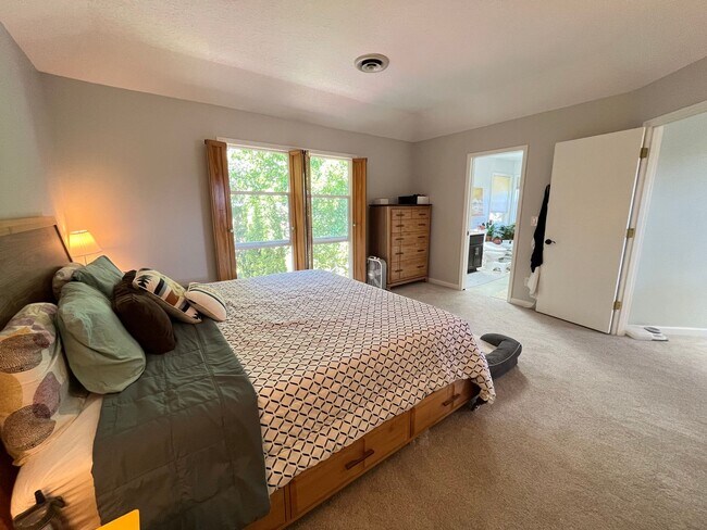 Building Photo - Beautiful 4Bd + 3Ba in Portland!! Offers Beautiful Outdoor Views and Great Gardening Backyards!!