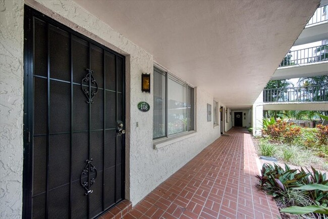 Building Photo - 2699 Seville Blvd