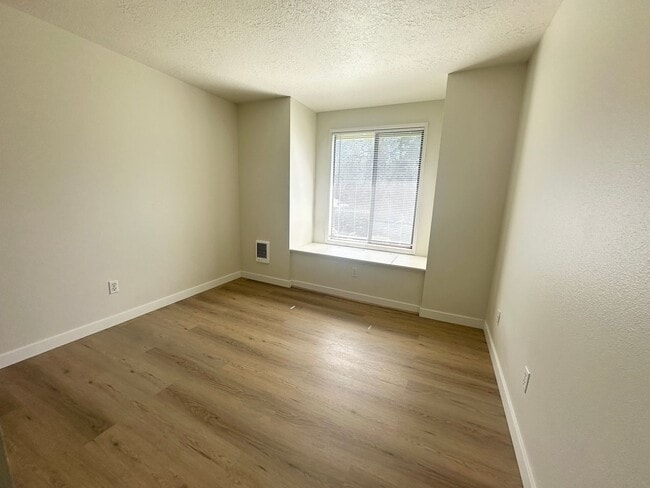 Building Photo - Lake Oswego Refreshed 2nd Story 2 bed/1 bath Condo- W/S/G Included