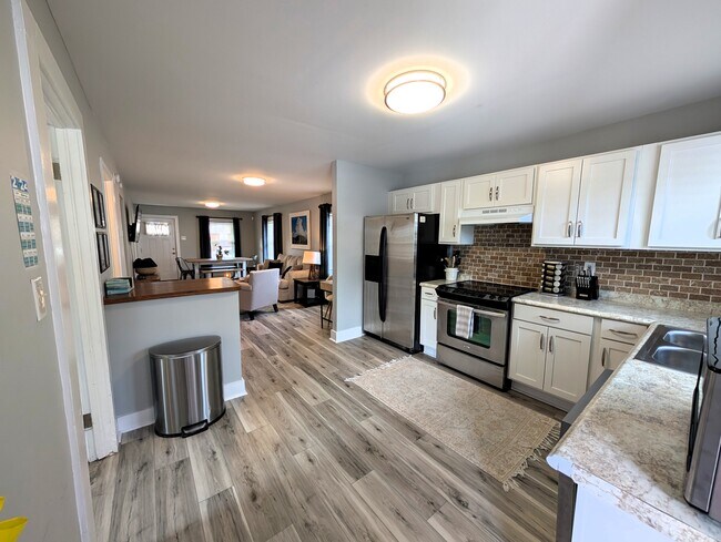 Building Photo - 619 S 14th St