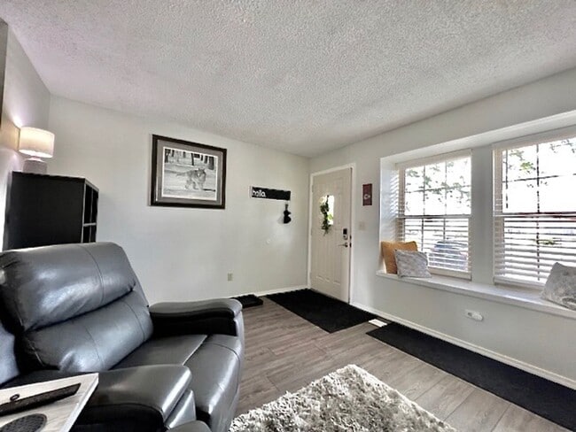 Building Photo - FURNISHED Two Bedroom Two Bath Condo on the North-West Side