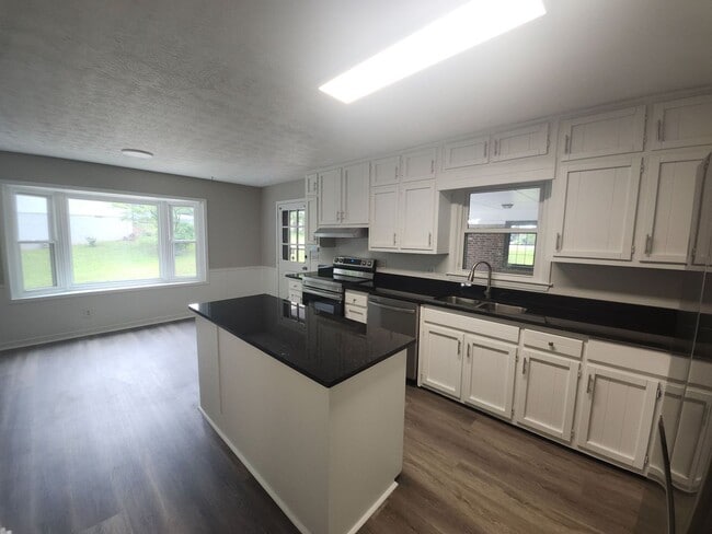 Building Photo - Spacious 5-Bedroom Home in Stone Mountain!