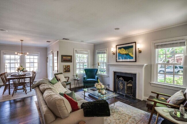 Building Photo - A Stunning, Updated Home in the heart of Dallas