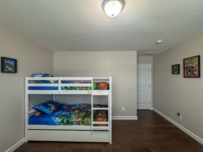 Building Photo - Gorgeous 4 Bed 2.5 Bath Home with Fenced Backyard