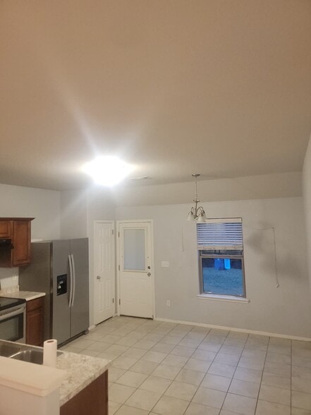 Building Photo - 904 SW Green World St