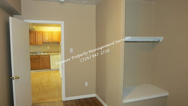 Building Photo - 527 Midland Ave