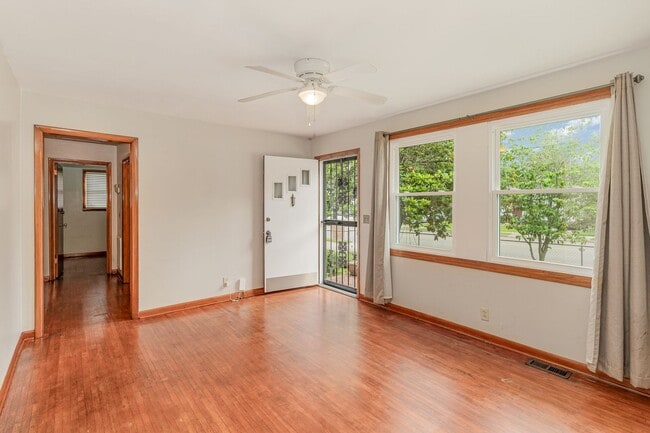 Building Photo - Charming 3 Bedroom 1 Bath Home in West Park!