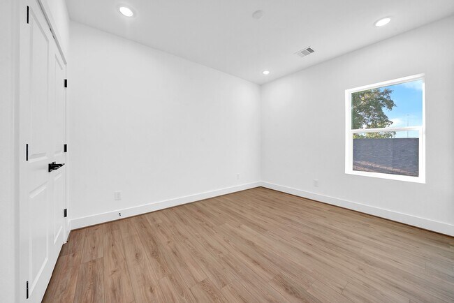 Building Photo - 7819 Colonial Ln