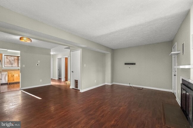 Building Photo - Red Oak