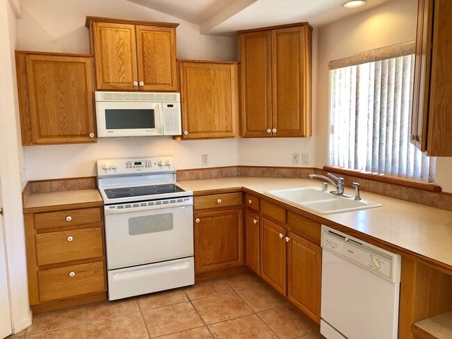 Building Photo - Great Home 3 Bedroom Home in Beautiful Nei...