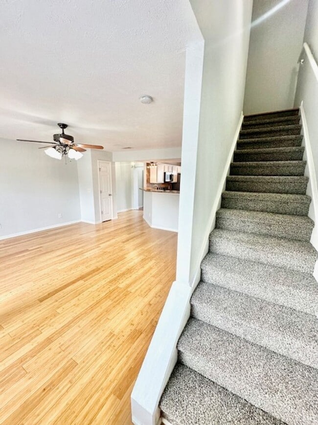 Building Photo - Welcome Home! Rare 3 Bedroom 2.5 Bath Town...