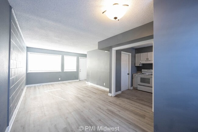 Building Photo - "Charming 2-Bedroom Retreat in Indianapolis – Cozy 900 Sq Ft Living!"