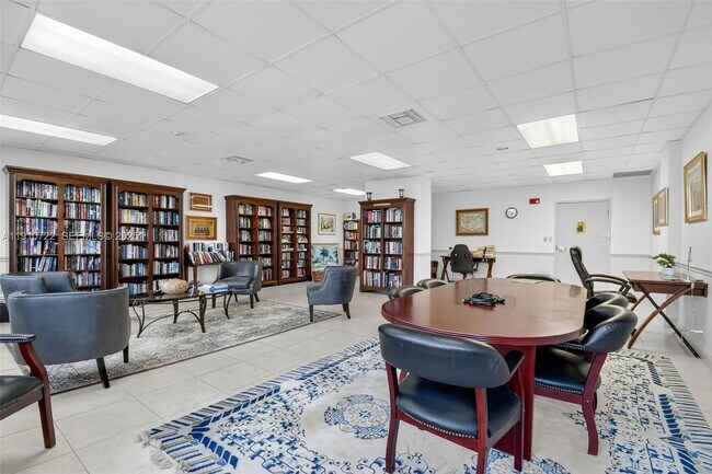 Building Photo - 336 N Birch Rd