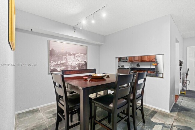 Building Photo - 3083 N Oakland Forest Dr
