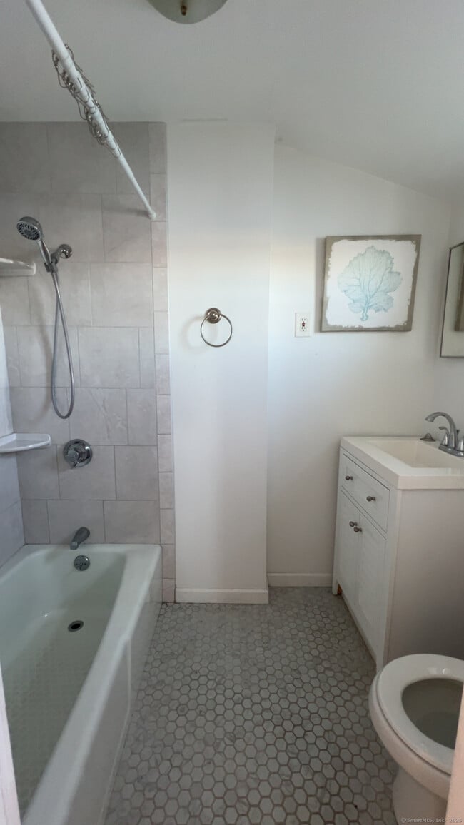 Building Photo - 204 Pequot Ave