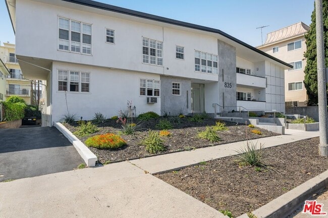 Building Photo - 835 S Sherbourne Dr