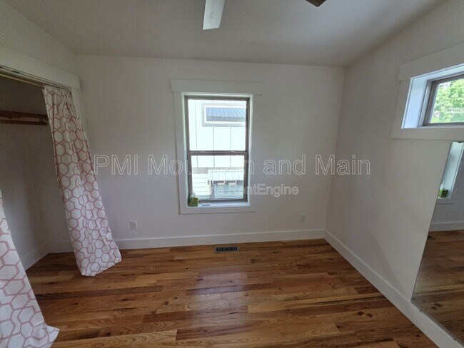 Building Photo - 156 Bradley St