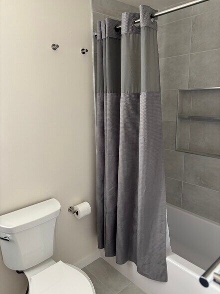 bathroom tub/shower combo - 128 N Kingston St