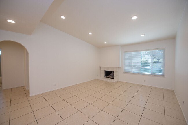 Building Photo - Spacious 4 Bedroom Home in Quiet Yorba Linda Neighborhood