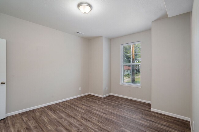 Building Photo - 300 S Hampton Ave