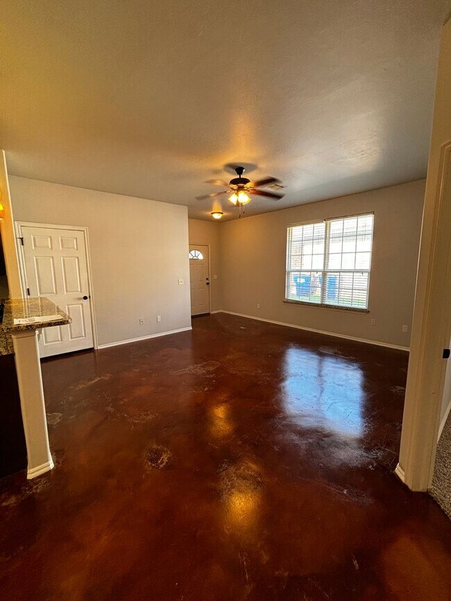 Building Photo - Move in Special!! 3BR 2BA duplex with 2 ca...
