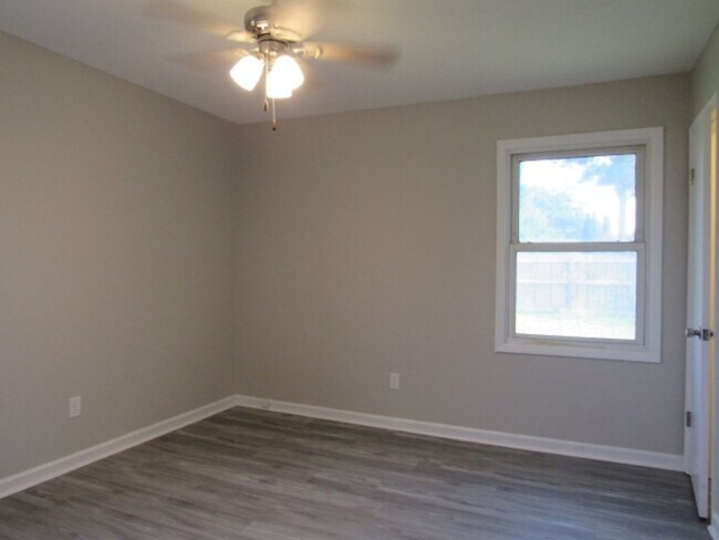 Building Photo - Convenient Northeast location!