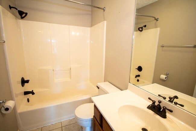 Building Photo - Knoxville 37922 - 3 bedroom, 2 bath with fenced-in yard - Call Susan Niedergeses (865) 300-4722