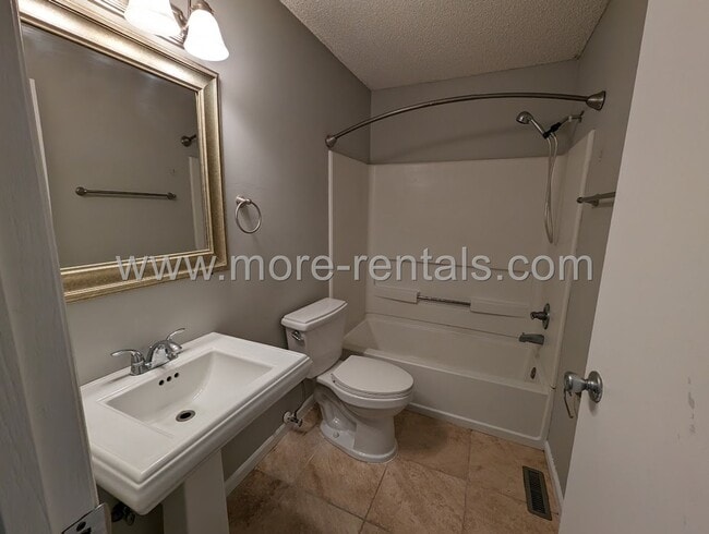Building Photo - Remodeled condo in Hilliard Schools