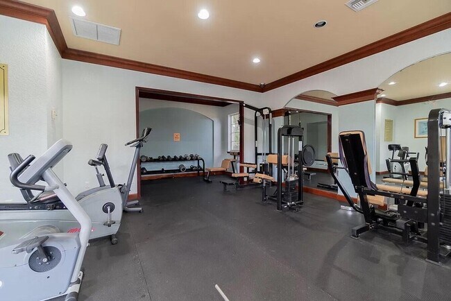 Building Photo - 1700 Crestwood Ct S