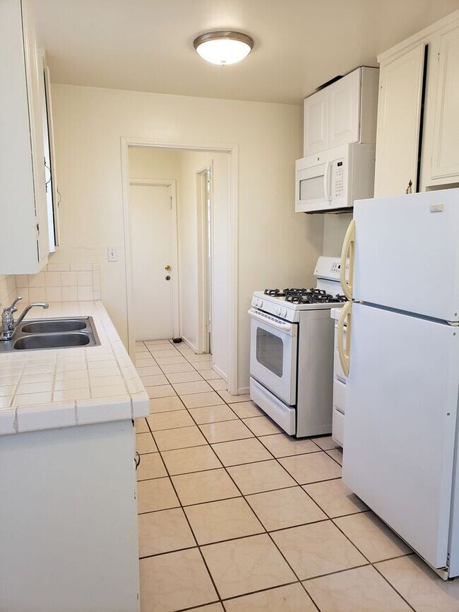 Building Photo - *Holiday Move In Special!!*Vintage duplex ...