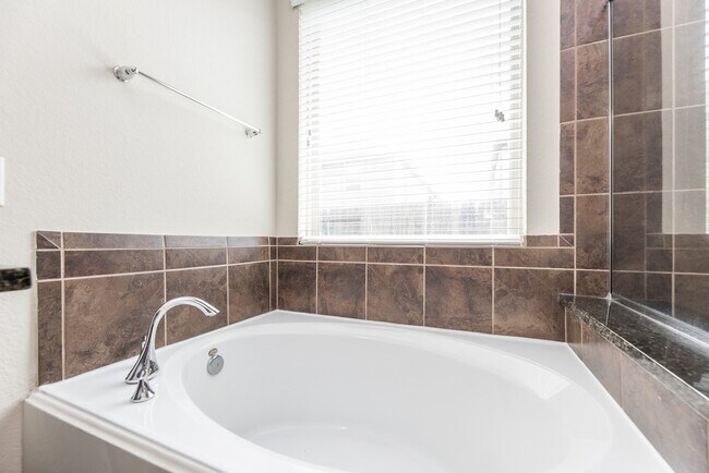 Building Photo - 6011 Baileys Run Ln