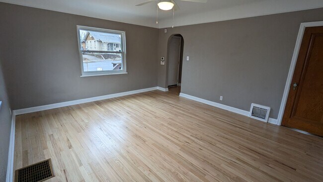 Building Photo - SUPER CUTE 2 or 3 BEDROOM HOME + GARAGE IN QUIET EDGEWATER NEIGHBORHOOD!