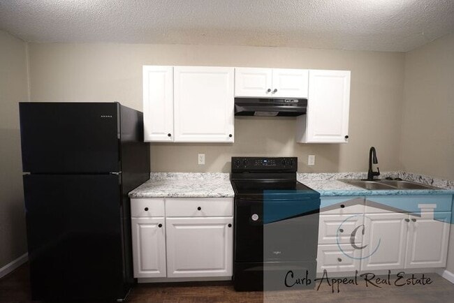 Building Photo - Recently renovated 1 bed, 1 bath apt - washer, dryer and utilities included!!