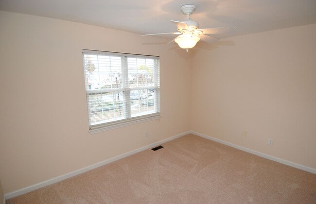 Building Photo - HEATHFIELD HALL- 3BD/2BA Townhome