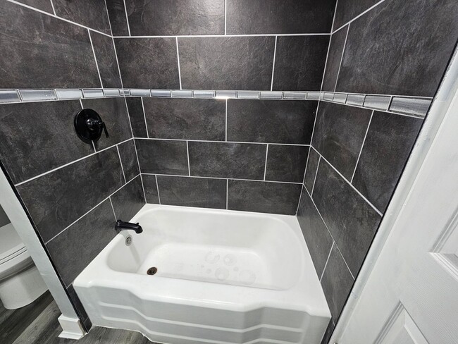 Building Photo - Newly updated 2 bedroom 1 bsth apartment i...