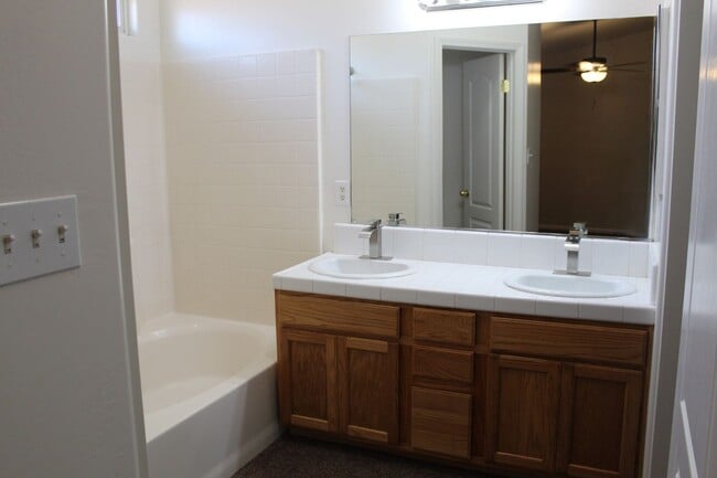 Building Photo - Silver Creek Home