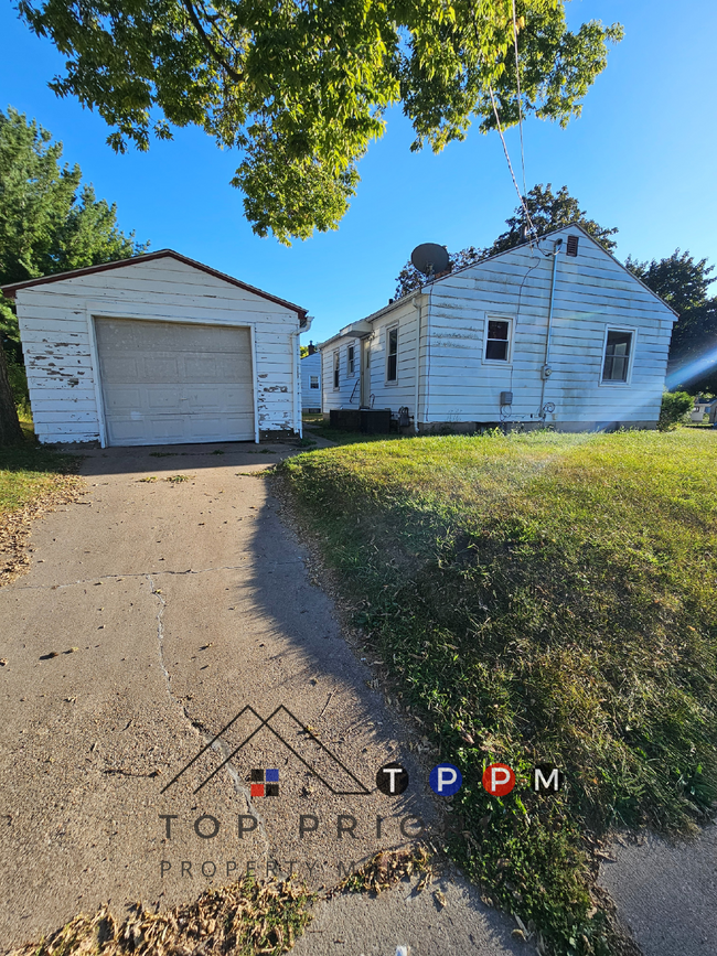 Building Photo - 2 Bedroom | 1 Bathroom Single Family Home ...