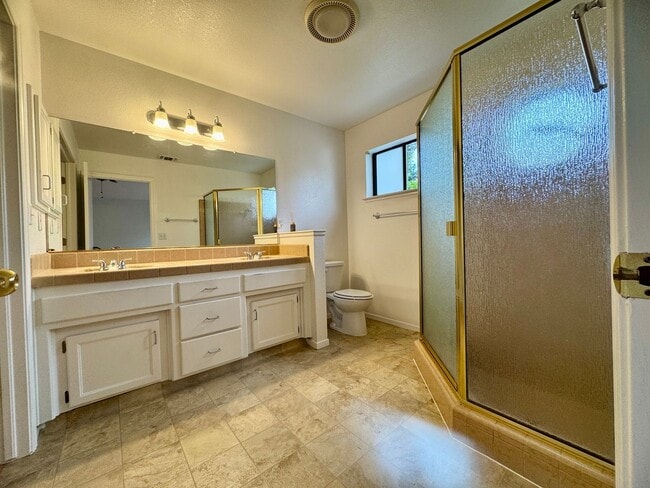 Building Photo - Adorable Home Available Now in Davis!