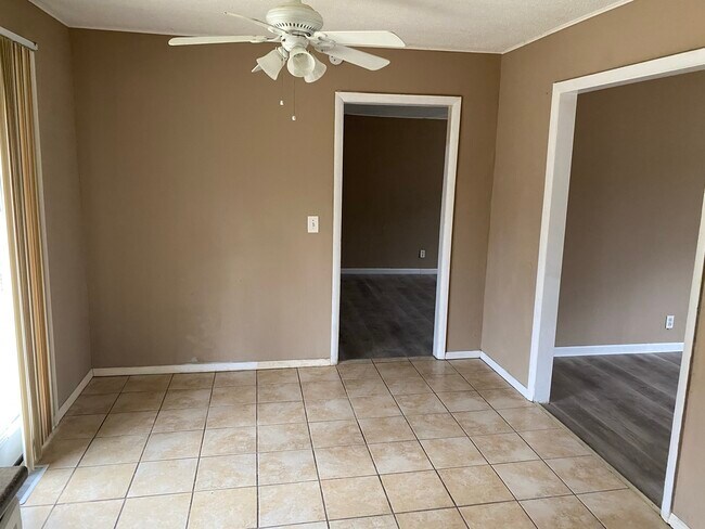 Building Photo - 10401 Richmond Ave