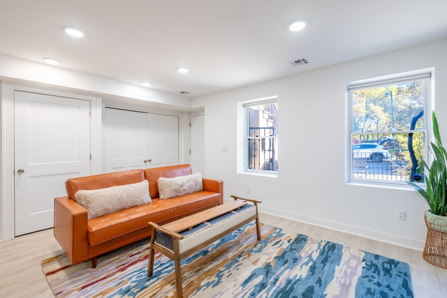 Building Photo - 782 Grand St