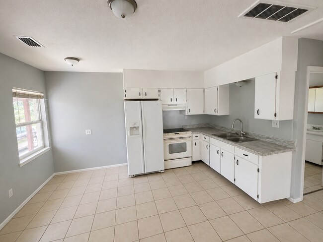 Building Photo - 1BR/1BA Dade City Duplex Near the Withlacoochee River