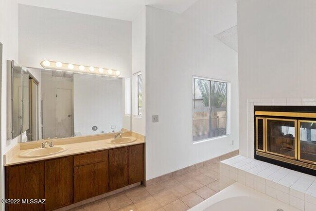 Building Photo - 7221 S Camino Alegre