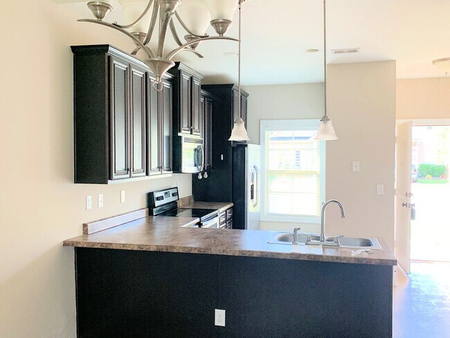 Building Photo - One Level End Unit Townhome with 1 Car Garage