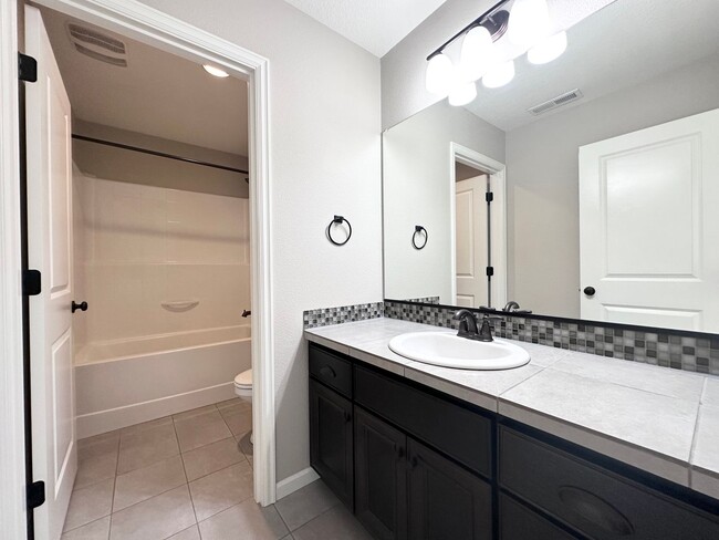 Building Photo - Stunning Modern 5 Bed 3 Bath Home in North...