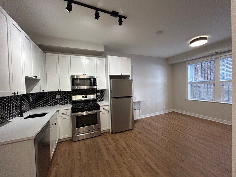 Building Photo - 648 W Wrightwood Ave